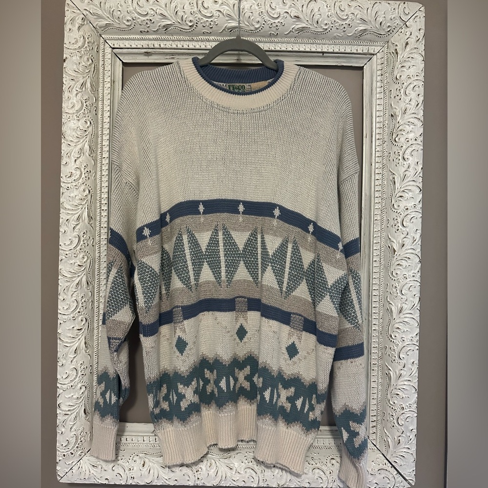 TT & Co Sport Blue and White Vintage Sweater. 100% Cotton. Size L. ❣️